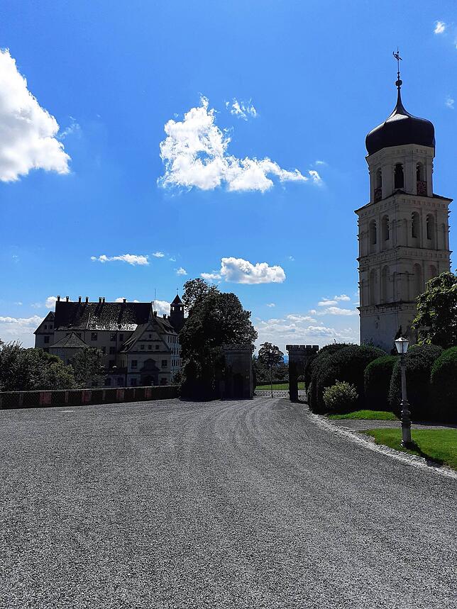 Das weithin sichtbare Wahrzeichen der Gemeinde: Schloss Heiligenberg. Seit 1975 besteht die Gesamtgemeinde mit den Nachbarorten ...