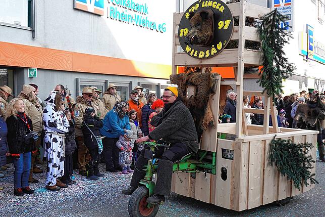 Bild 23: Bilderstory: Umzug und Narrenbaumstellen in Rickenbach begeistern die Zuschauer