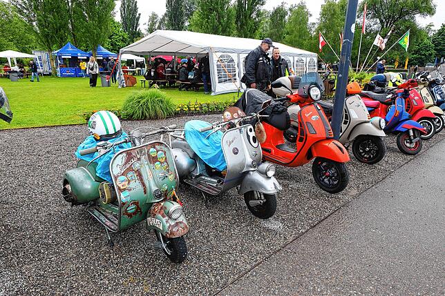 Bild 25: Vespa-Treffen am Bodensee: Am Kreuzlinger Hafen kommen drei Nationen zusammen