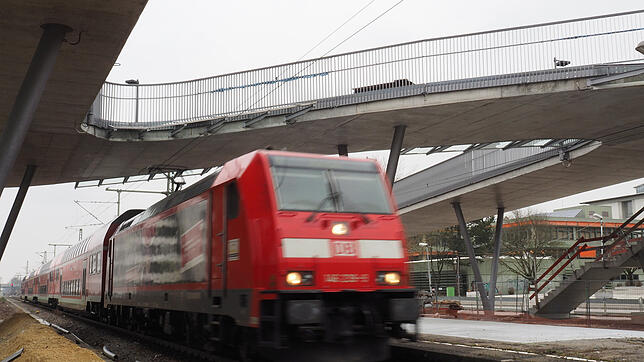 Ab Dienstag darf die Z-Brücke am Bahnhof Petershausen genutzt werden. (Archivbild)