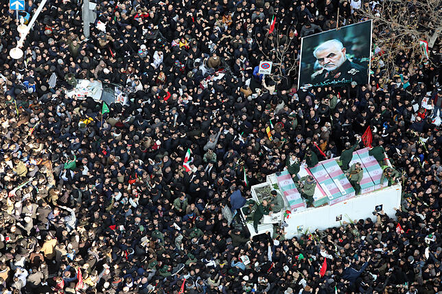 Die Särge des iranischen Generals Ghassem Soleimani und des stellvertretenden Leiters der überwiegend schiitisch-muslimischen Einheiten ...