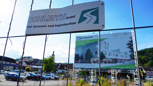 Die Konturen des Geschäftshauses Klettgau-Carré, geplant auf dem bisherigen Parkplatz zwischen der Ortsdurchfahrt und dem Sulzerring in ...