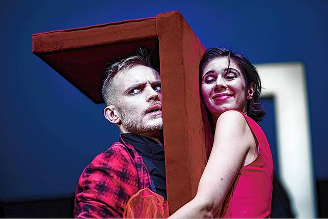 Maëlle Giovanetti in einer Szene des Stücks „Der ideale Mann“ am Theater Konstanz. Wann sie zum nächsten Mal auf der ...