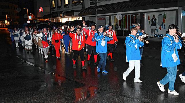 Schon um 6 Uhr zogen die Narren des Narrenvereins Schwanenmühle, begleitet von der Narrenmusik des Blasorchesters Unterlauchringen, ...