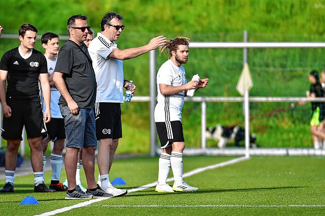 Anweisungen: Der Trainer des SC Niederhof/Binzgen, Michael Hägele, haderte mit der Leistung seiner Mannschaft im Derby gegen den SV ...