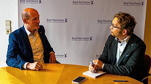 Bad Dürrheims Bürgermeister Jonathan Berggötz (links) im Gespräch mit SÜDKURIER-Redaktionsleiter Stephan Freißmann.