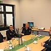 Landes-Justizminister Guido Wolf (rechts) hört sich bei seinem Besuch des Polizeireviers Donaueschingen die Anliegen von Helmut Günzel ...