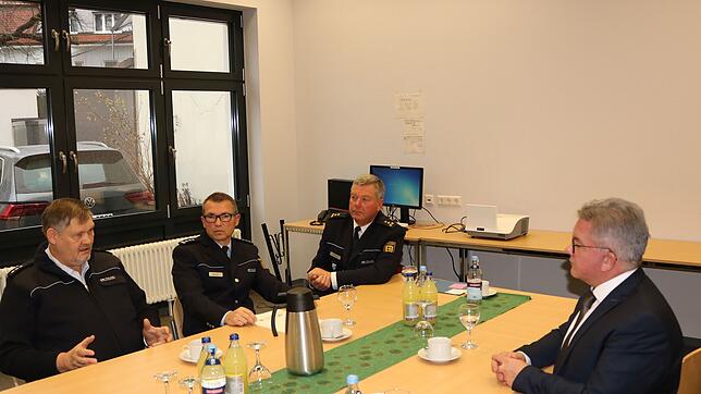 Landes-Justizminister Guido Wolf (rechts) hört sich bei seinem Besuch des Polizeireviers Donaueschingen die Anliegen von Helmut Günzel ...