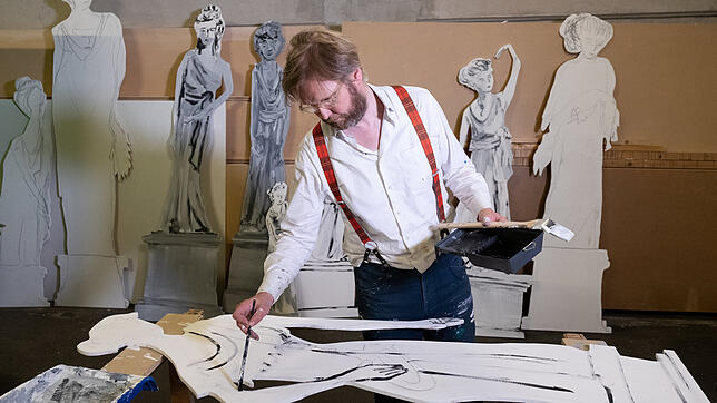 Ragnar Kjartansson bereitet in den Räumen des Stuttgarter Kunstmuseums letzte Teile seiner Werkschau vor.