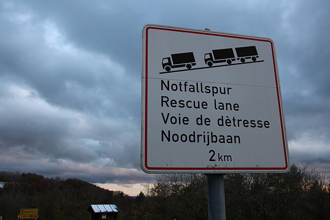 Ein Hinweisschild weist auf die Notfallspur auf der B 500, auf der Höhe von Eschbach, in Richtung Waldshut hin.