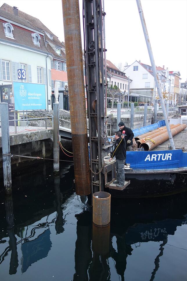 Die beiden Stahlrohre werden verschweißt und bilden später eine Dalbe, die 28 Meter tief im Boden verankert ist.