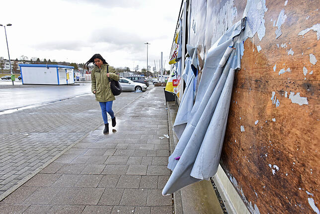Hier wird bald neu dekoriert. Werbebanner hängen im Gewerbegebiet Hüfingen nach dem Besuch von Sturm Sabine in Fetzen.
