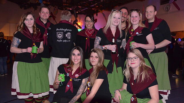Starke junge Fasnetgruppen treten beim Aasemer Weiherball in der Bürgerhalle auf. So wie hier die Aufener Buchberghexen.