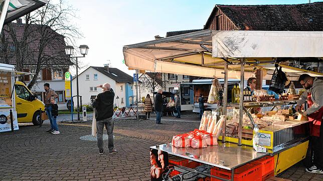 Eine Lücke klafft auf dem Wochenmarkt vor dem Rathaus, seitdem vor etwa sechs Wochen der Obst- und Gemüsehändler wegen Personalmangels ...