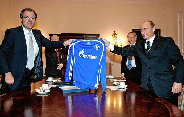 Wladimir Putin (rechts) und Clemens Tönnies, damaliger Aussichtsratsvorsitzender des Bundesligavereins Schalke 04, halten 2006 ein ...