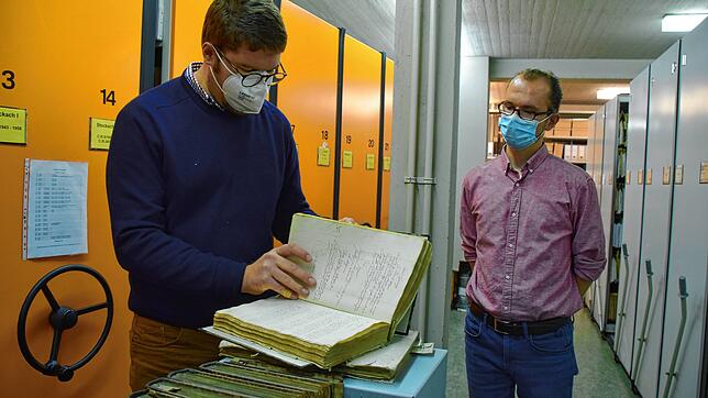 Johannes Waldschütz und Christopher Wangenheim zeigten im November 2021 alte Ratsprotokolle im Stadtarchiv Stockach. Dort wird bald der ...