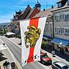 Unter anderem beim Schweizer Feiertag, dem Stockacher Stadtfest, werden Fahnen wie diese in der Stadt gehisst.