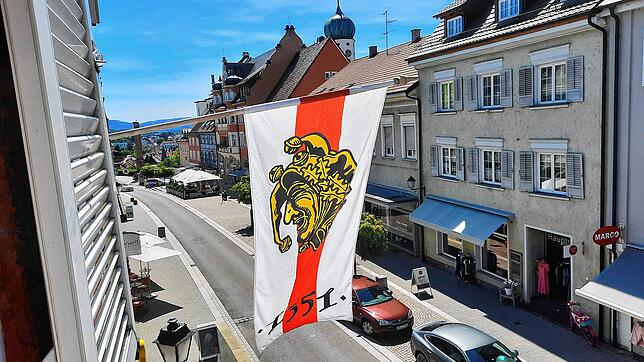 Unter anderem beim Schweizer Feiertag, dem Stockacher Stadtfest, werden Fahnen wie diese in der Stadt gehisst.