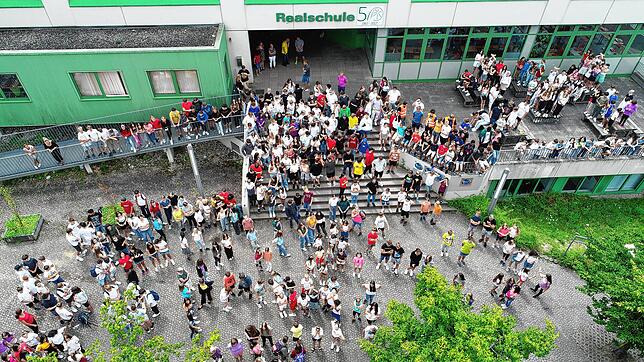 Der Anteil der Überlinger Schüler an der Realschule (alle mit weißem T-Shirt) liegt bei knapp unter 50 Prozent. Das ist der ...