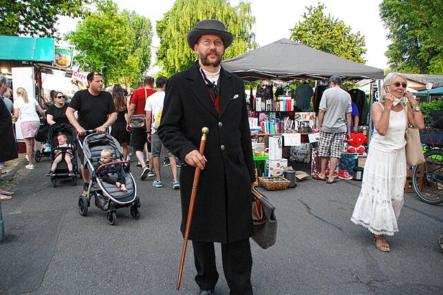 Bild 26: Run auf den großen Flohmarkt mit mehr als 1000 Ständen in Konstanz