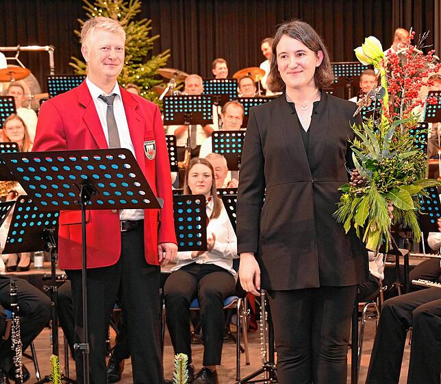 Patricia Schmidt nach erfolgreichem Weihnachtskonzert des Musikvereins Oberlauchringen im Jahre 2022. Links der Vorsitzende des ...