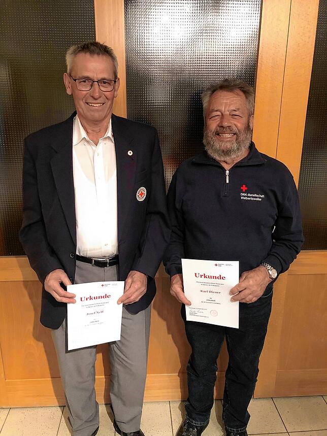 Für 55 Dienstjahre in der DRK-Bereitschaft Walbertsweiler wurden v.l. Josef Neff und Karl Diener geehrt. Bild: Sandra Richter