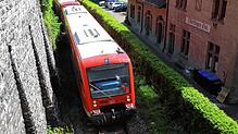 Ein Zug, bestehend aus zwei Waggons, fährt am Dienstagnachmittag in den Tunnel vor dem Bahnhof Überlingen ein.