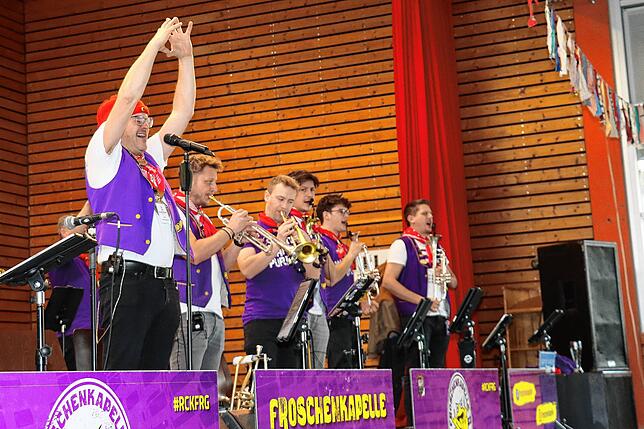 Traditionell wird der Dreikönigsfrühschoppen von der Froschenkapelle begleitet. Leiter und Stimmungsgarant Tobias Franz verstand es aufs ...