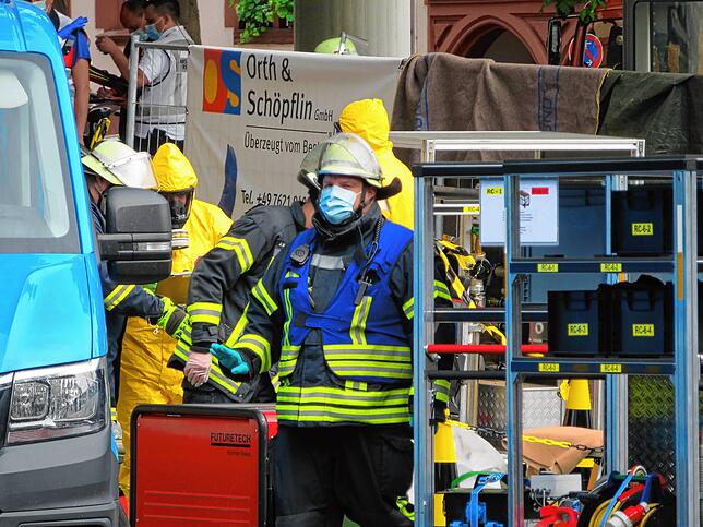 Mit spezieller Schutzausrüstung war die Feuerwehr Lörrach im Einsatz.