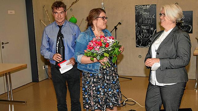 Markus Oppermann von der Grundschule in Welschingen (links) und Katja Greifenbach vom Anne-Frank Schulverbund wünschen Nadja Hennes ...