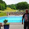 Das Schwimmbad Mauchen wurde als Löschwasser-Teich angelegt. Das Wasser wurde am Montag komplett herausgepumpt und diente zur Löschung ...