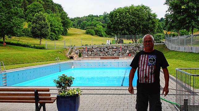Das Schwimmbad Mauchen wurde als Löschwasser-Teich angelegt. Das Wasser wurde am Montag komplett herausgepumpt und diente zur Löschung ...