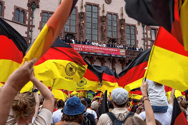 Ein Blick aus den feiernden Massen in Richtung der Spielerinnen auf dem Balkon.