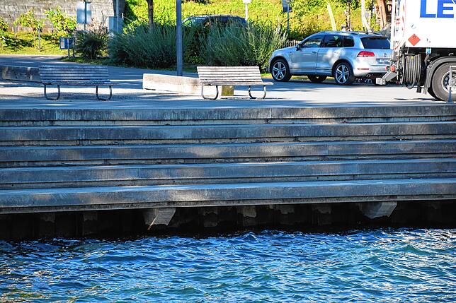 Im Hafen Bodman ist der Pegel so niedrig, dass die Treppe immer mehr Abstand zur Wasseroberfläche hat.
