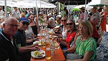 Beim Teuringer Sonntag, im Bild eine Szene aus 2022, überzeugt die reichhaltige Auswahl, die die Vereine zum Mittagessen anbieten. ...