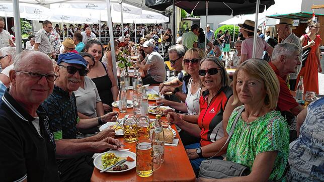 Beim Teuringer Sonntag, im Bild eine Szene aus 2022, überzeugt die reichhaltige Auswahl, die die Vereine zum Mittagessen anbieten. ...