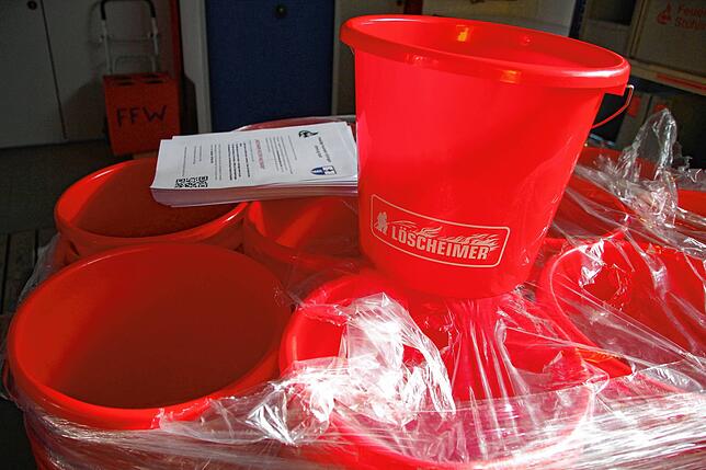 Mit einer Eimeraktion macht die Feuerwehrabteilung Stühlingen auf sich aufmerksam. Dafür beschaffte sie 250 Löscheimer.