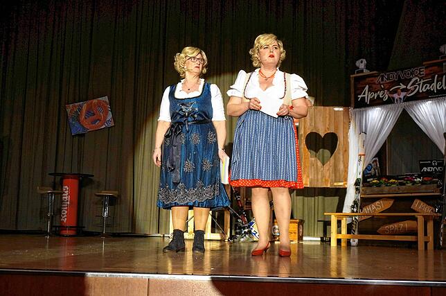 Narrenmutter Susanne Franz (links) und Katzenrölli Tanja Hilpert führen durch das Programm.