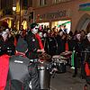 Die Guggevamps heizen den Besuchern des Wieberjucks schon auf dem Weg zur Hofstatt ein.