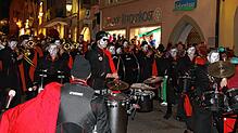 Die Guggevamps heizen den Besuchern des Wieberjucks schon auf dem Weg zur Hofstatt ein.