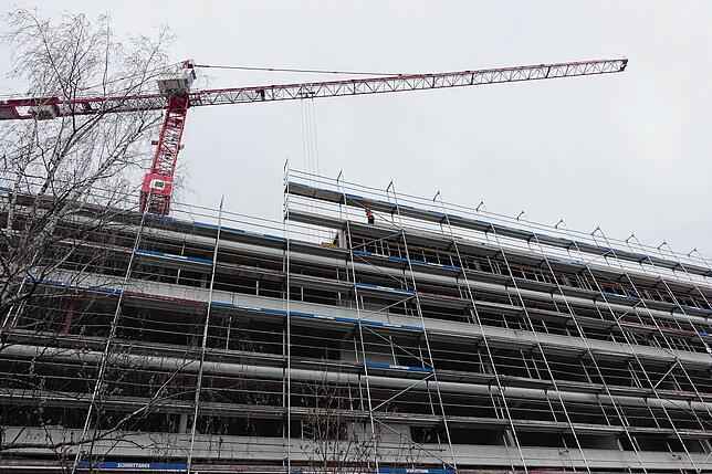 So viel Baustelle und genau einer, der dort arbeitet: Der große Komplex mit Wohnungen und Seniorenheim am Weiherhof ist eines der ...