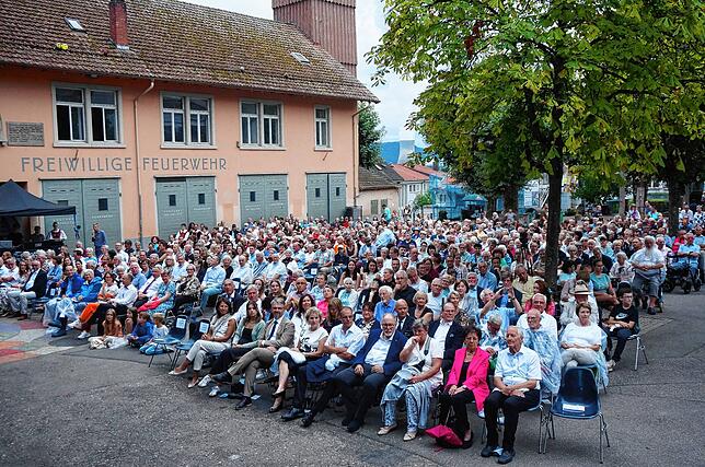 Volle Stühle: Blick auf eine Hälfte der Zuschauerreihen beim Bürgertheater des Chilbi-Heimatabends auf dem Waldshuter Johannisplatz.