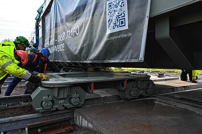 Bild 15: 300 Tonnen schwerer Trafo-Transport – Das sind die Bilder!