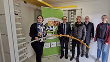 Sie feiern die Inbetriebnahme des Glasfasernetzes in der Gemeinde Klettgau (von links): Ingrid Kaplitz (Internetanbieter Stiegeler), der ...