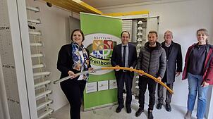 Sie feiern die Inbetriebnahme des Glasfasernetzes in der Gemeinde Klettgau (von links): Ingrid Kaplitz (Internetanbieter Stiegeler), der ...