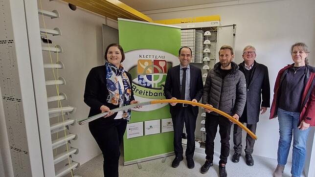 Sie feiern die Inbetriebnahme des Glasfasernetzes in der Gemeinde Klettgau (von links): Ingrid Kaplitz (Internetanbieter Stiegeler), der ...
