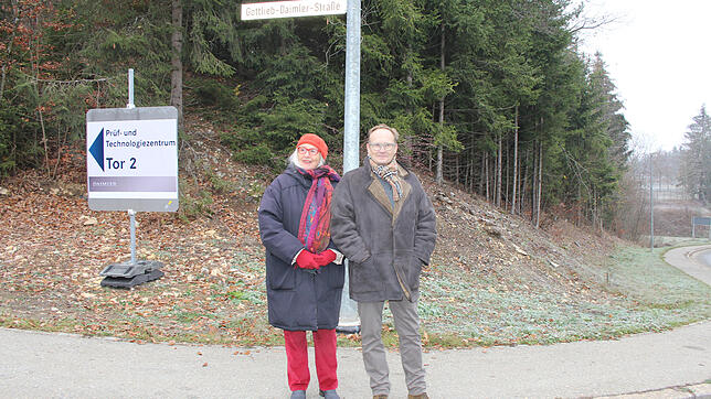Das Schild für die zweite Zufahrtsstraße zum Prüfzentrum trägt den Namen von Gottlieb Daimler. Für die Namensgebung der neuen Straßen ...