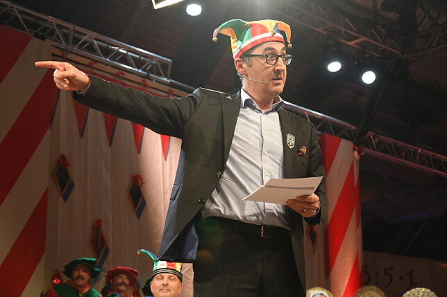Deutliche Geste: Cem Özdemir zeigt in seiner Rede genau, in welche Richtung er wollte, nämlich Richtung Freispruch. Geklappt hat das nicht.