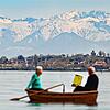 Einfach mal genießen: Dieses Paar macht eine Bootstour auf dem Untersee vor Alpenkulisse.