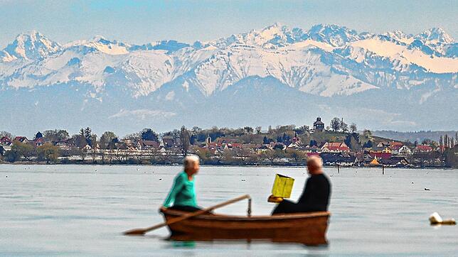 Einfach mal genießen: Dieses Paar macht eine Bootstour auf dem Untersee vor Alpenkulisse.